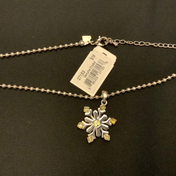 N6/ NWT 16” Cookie Lee Necklace - Silver necklace and Snowflake Crystal Pendant - Picture 3 of 3